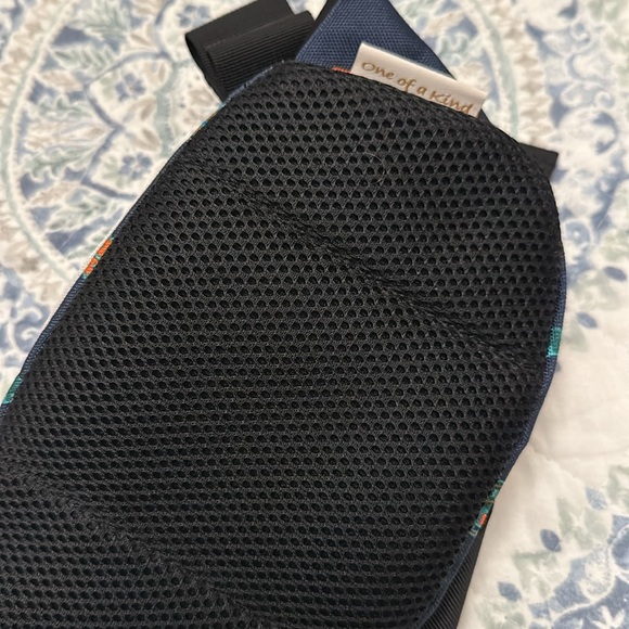 KAVU Navy Sasquatch Bigfoot Soectator Fanny Pack - Picture 4 of 4